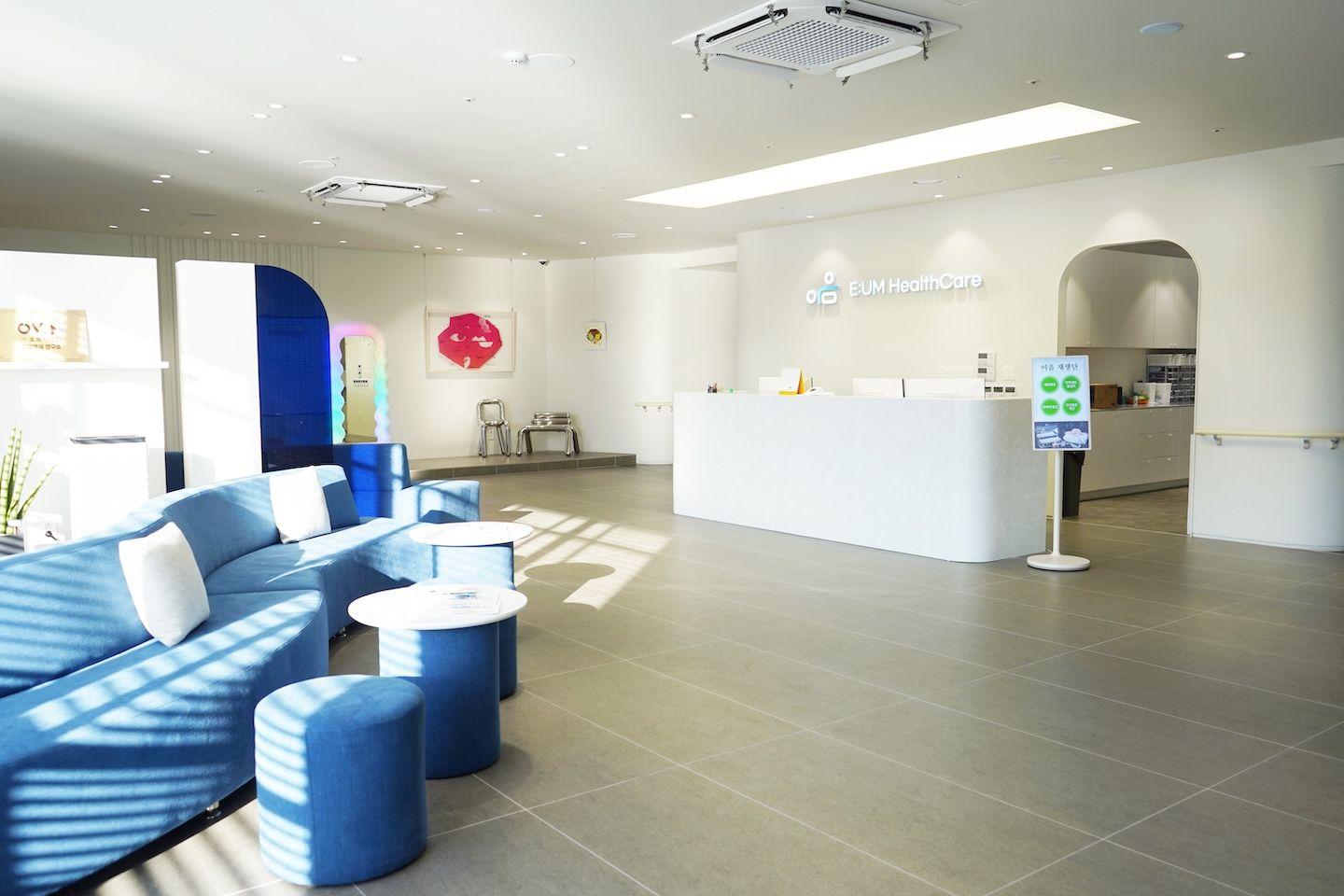 E:UM Healthcare lobby view